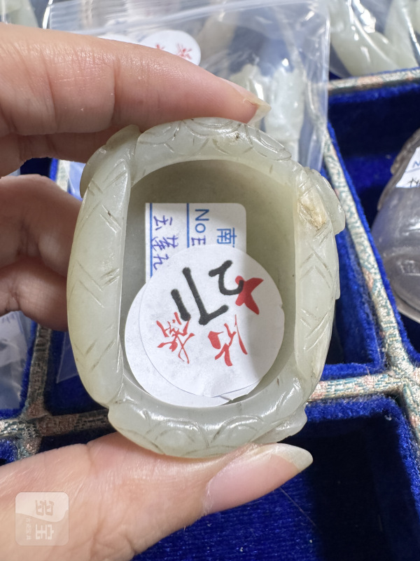 清 玉雕莲花形水呈配座 - 图3